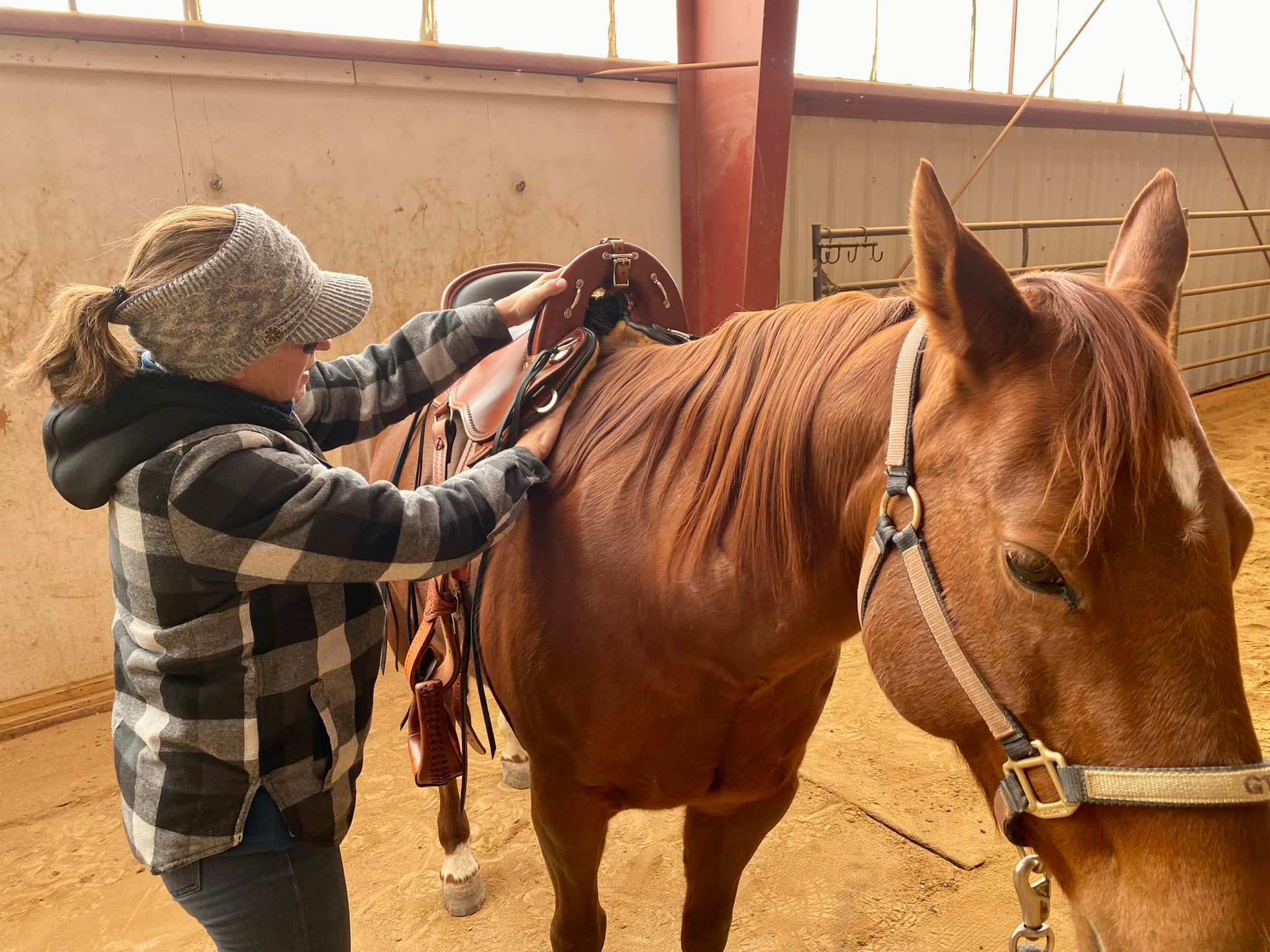 Julie assessing how the Cascade Crossover saddle fits Annie.